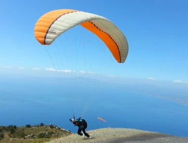 Δεκάδες Κινέζοι προσγειώθηκαν στον Όλυμπο κάνοντας Παραπέντε (φωτο)